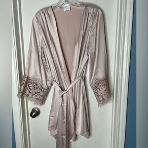 Elegant Le Rose Stories Blush Pink Lace Trim Satin Robe